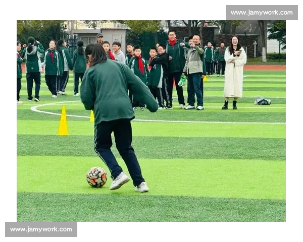 阳光操场上的拼搏与欢笑记一次难忘的小学生足球比赛精彩瞬间成长故事